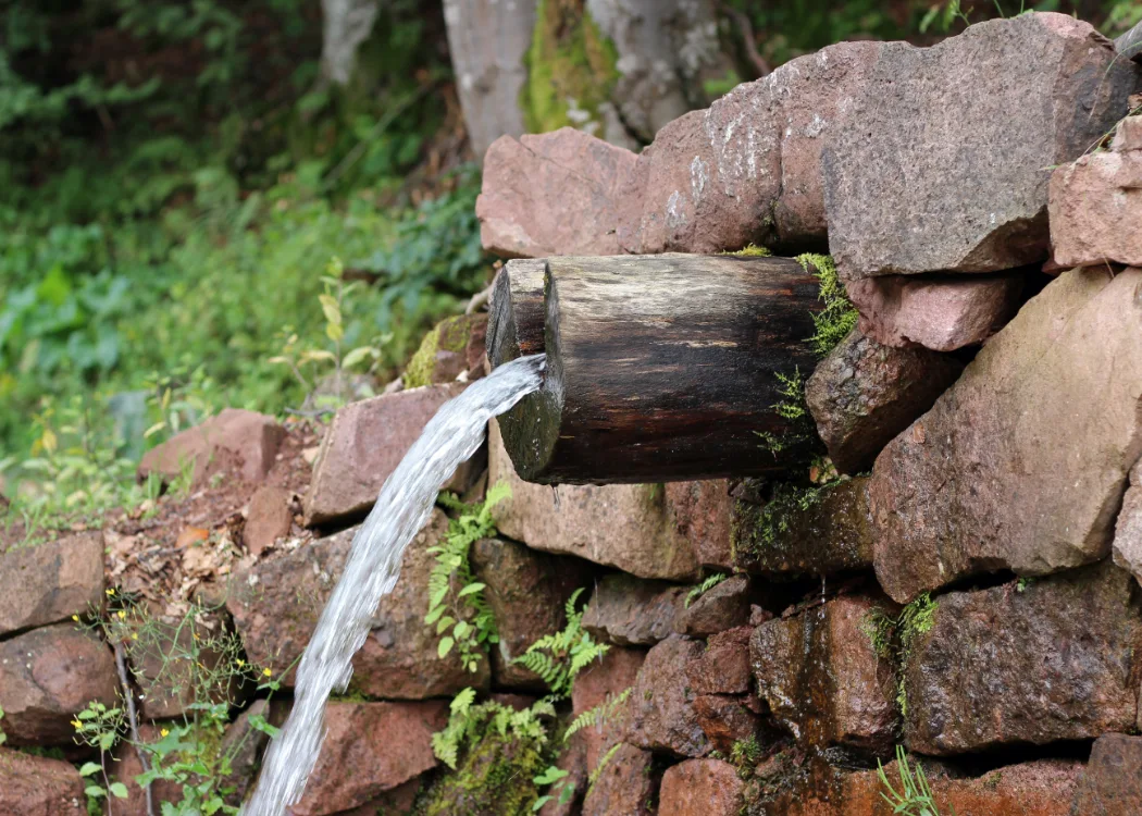 Wall mounted garden fountain